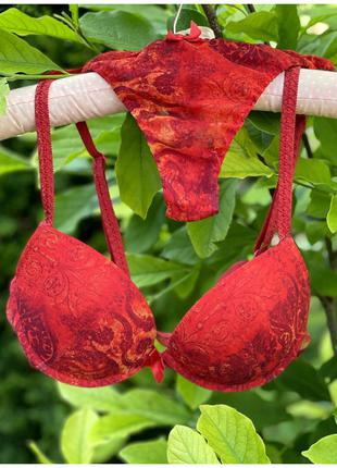 Красивий червоний комплект нижньої білизни