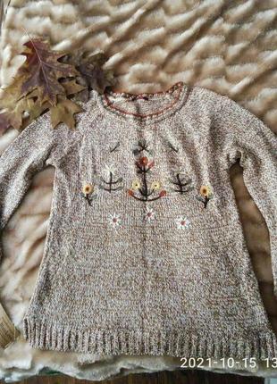 Свитер вязанный с вышивкой