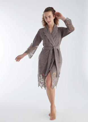 Жіночий махровий халат nusa з мереживом на рукавах і внизу 41551 фото