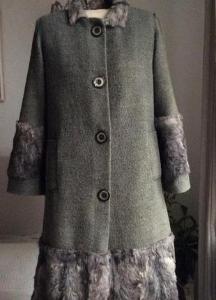 Тепле шерстяне пальто на стьобаній підкладці.австрія