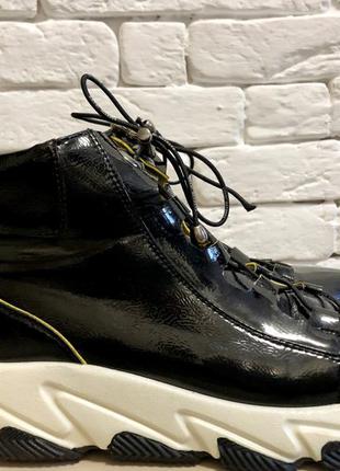 Осінні дуже класні черевички 38 розміру. легкі та зручні.є нюанс!