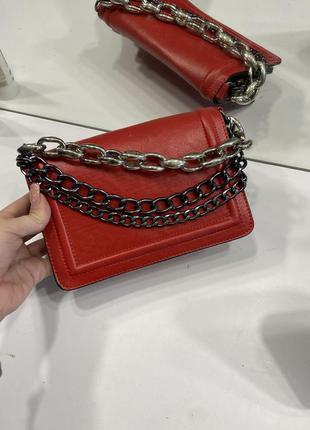 Красная дамская сумочка