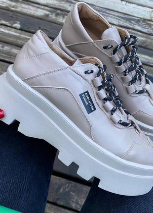 Кроссовки на высокой подошве