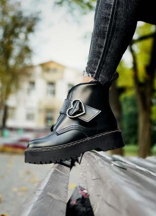 Нереально милые женские демисезонные ботинки dr. martens x lazy oaf с пряжкой сердечком кожа чёрные