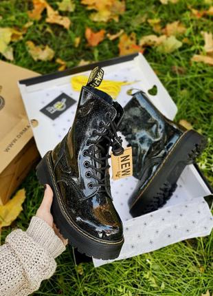 Классные женские демисезонные лаковые ботинки dr. martens jadon cosmic чёрные с вкраплением2 фото