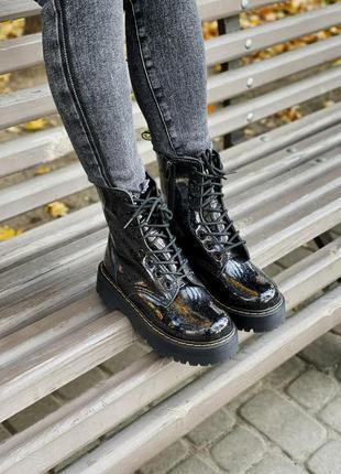 Классные женские демисезонные лаковые ботинки dr. martens jadon cosmic чёрные с вкраплением6 фото