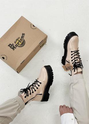 Отличные женские демисезонные лаковые ботинки dr. martens jadon beige бежевые термо2 фото