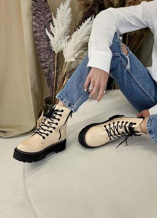 Отличные женские демисезонные лаковые ботинки dr. martens jadon beige бежевые термо3 фото