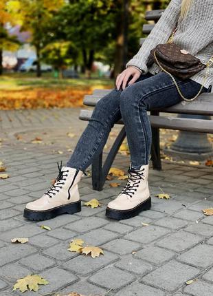 Отличные женские демисезонные лаковые ботинки dr. martens jadon beige бежевые термо10 фото