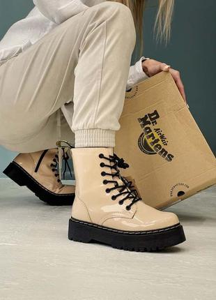 Отличные женские демисезонные лаковые ботинки dr. martens jadon beige бежевые термо1 фото