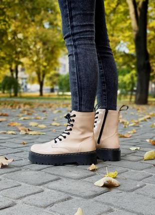 Отличные женские демисезонные лаковые ботинки dr. martens jadon beige бежевые термо8 фото