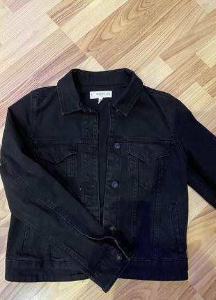 Чёрная джинсовая куртка mango