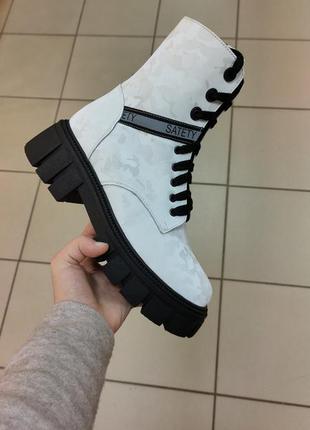 Зимові білі шкіряні черевики 3д