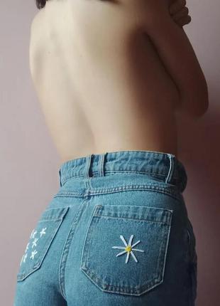 Сині джинси mom на високій посадці з вишивкой ромашками🌼