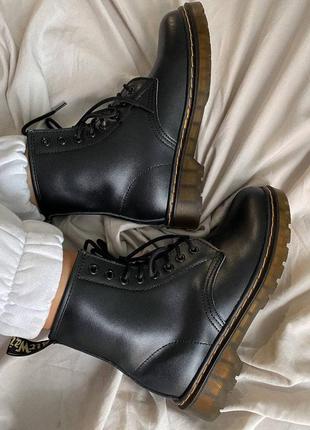 Dr. martens 1460 classic жіночі черевики мартинсы чорного кольору8 фото