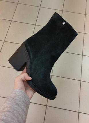Черные зимние замшевые ботинки на каблуке