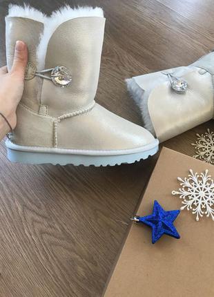 Бесплатная доставка ! ugg bailey button i do!бело-серибристые.5 фото