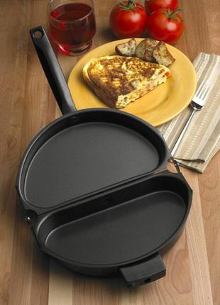 Двойная сковорода для омлета антипригарная folding omelette pan6 фото