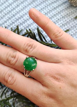 Красиві модні перстень з зеленим каменем гарне модне кільце із зеленим каменем2 фото