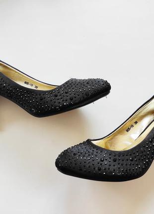 Туфлі чорні атласні туфельки на новий рік з камінням блискучі фірмові класичні човники на підборах каблы підборах2 фото