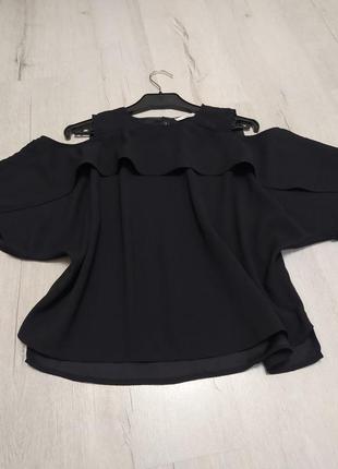 Ефектна чорна блуза з розрізами на плечах1 фото