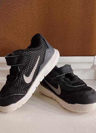Класні легкі кросівки nike