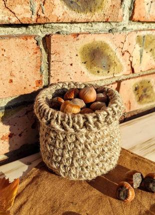 Маленька в'язана кругла кошик. плетена корзинка органайзер.