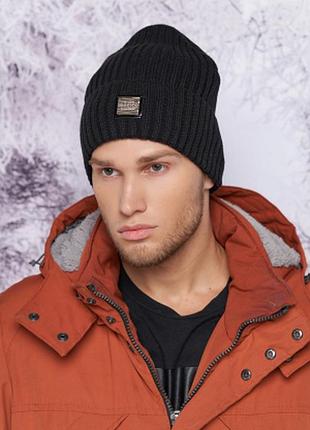 Є графіт. стиляжная шапка-ковпак зі значком і підворотом унісекс