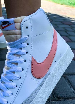 Кросівки жіночі