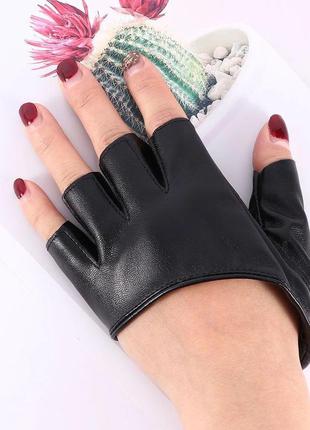 Перчатки без пальцев кожаные варежки неформальные байкерские стильные полуперчатки хелловин харли квин