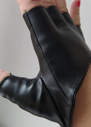 Перчатки без пальцев кожаные варежки неформальные байкерские стильные полуперчатки хелловин харли квин8 фото