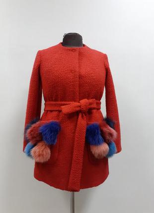 Яркое утепленное пальто, букле, с меховыми карманами, натуральный мех, песец,  zuhvala