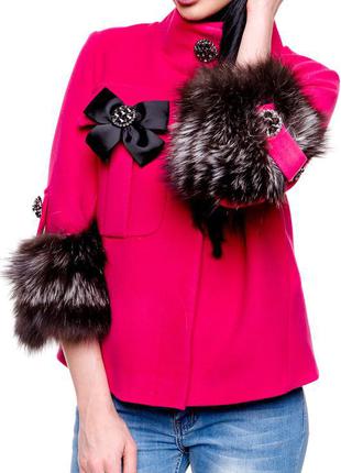 Короткое, яркое, модное, пальто с меховыми манжетами,  натуральный мех, zuhvala1 фото