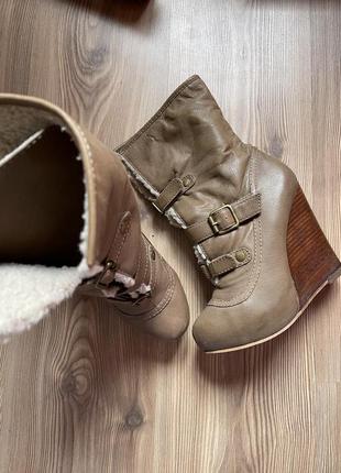 Утеплённые кожаные ботинки betsey johnson