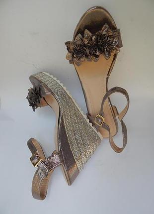 Ошатні срібні босоніжки на високій танкетці