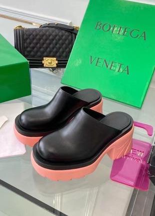 Шльопанці в стилі bottega veneta