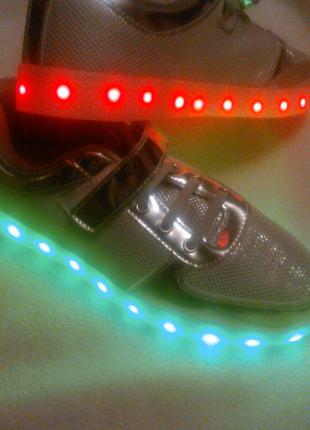 Крутые блестящие кроссовки с подсветкой1 фото