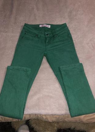 Джинсы  стретч изумрудного цвета