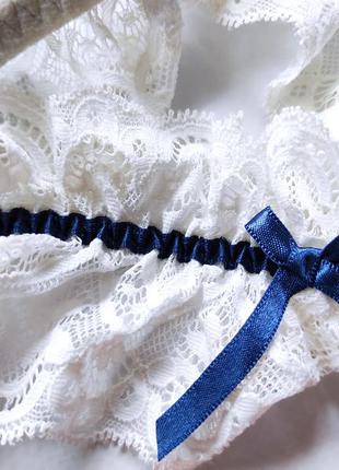 Кружевная подвязка свадебная на девичник intimissimi фирменная кружевная белая с синим3 фото