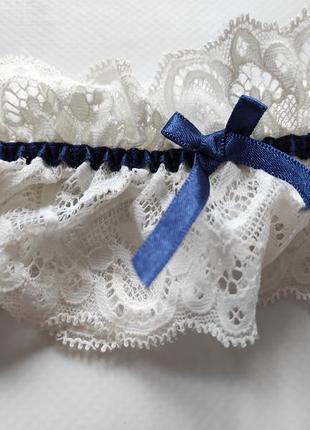 Кружевная подвязка свадебная на девичник intimissimi фирменная кружевная белая с синим2 фото