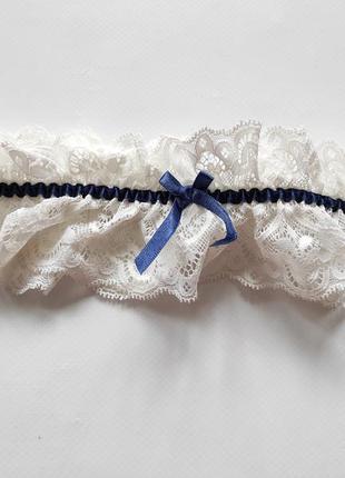 Кружевная подвязка свадебная на девичник intimissimi фирменная кружевная белая с синим1 фото