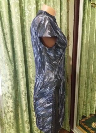 Сукня з вставками з поліуретану.