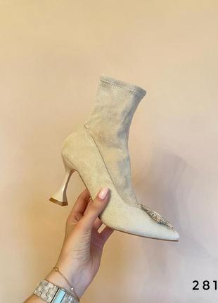 Ботинки бежевые на каблуке с брошкой