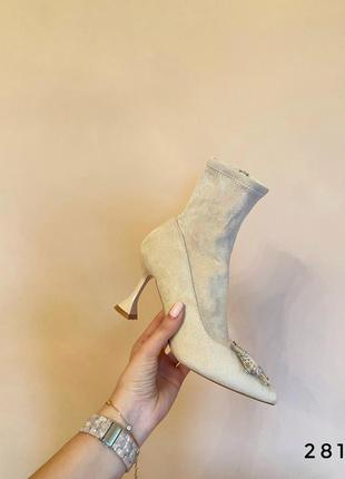 Ботинки бежевые на каблуке с брошкой