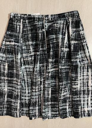 Очень красивая и стильная брендовая юбка-миди.3 фото