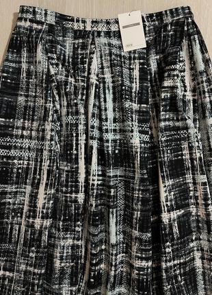 Очень красивая и стильная брендовая юбка-миди.10 фото