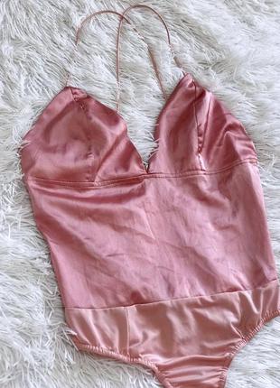 Нежный розовый атласный боди missguided