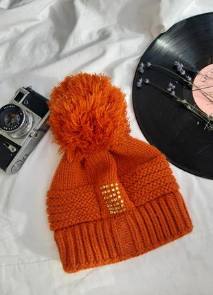 Яскрава помаранчева шапка з великим помпоном1 фото