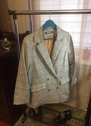 Трендовий піджак у клітинку