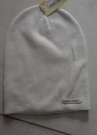 Белая шапка с золотой нитью